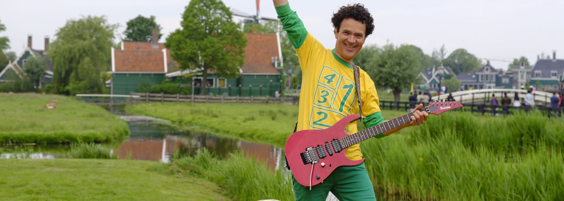 Dirk Scheele zingt oud Hollandse liedjes in een nieuw jasje in zijn voorstelling In Holland staat een huis
