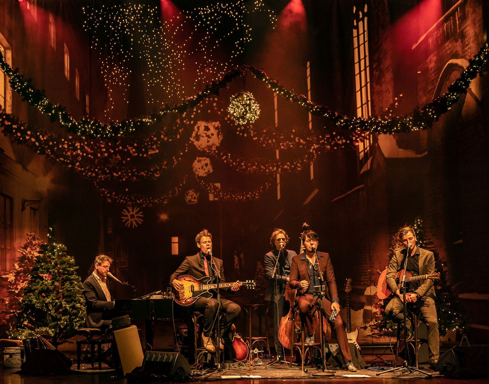 De 3JS staan in de mooiste theatermaand van het jaar op de planken van De Tamboer. Speciaal voor deze editie voegt multi-instrumentalist Emil Szarcowicz zich bij het gezelschap. Na deze Christmas-show bent u pas echt klaar voor de kerst.