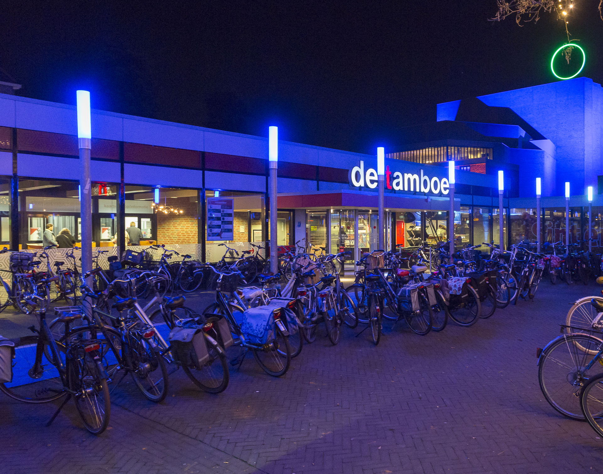 Tijdens het Bluesfestival staat het plein voor De Tamboer vol met fietsen. 