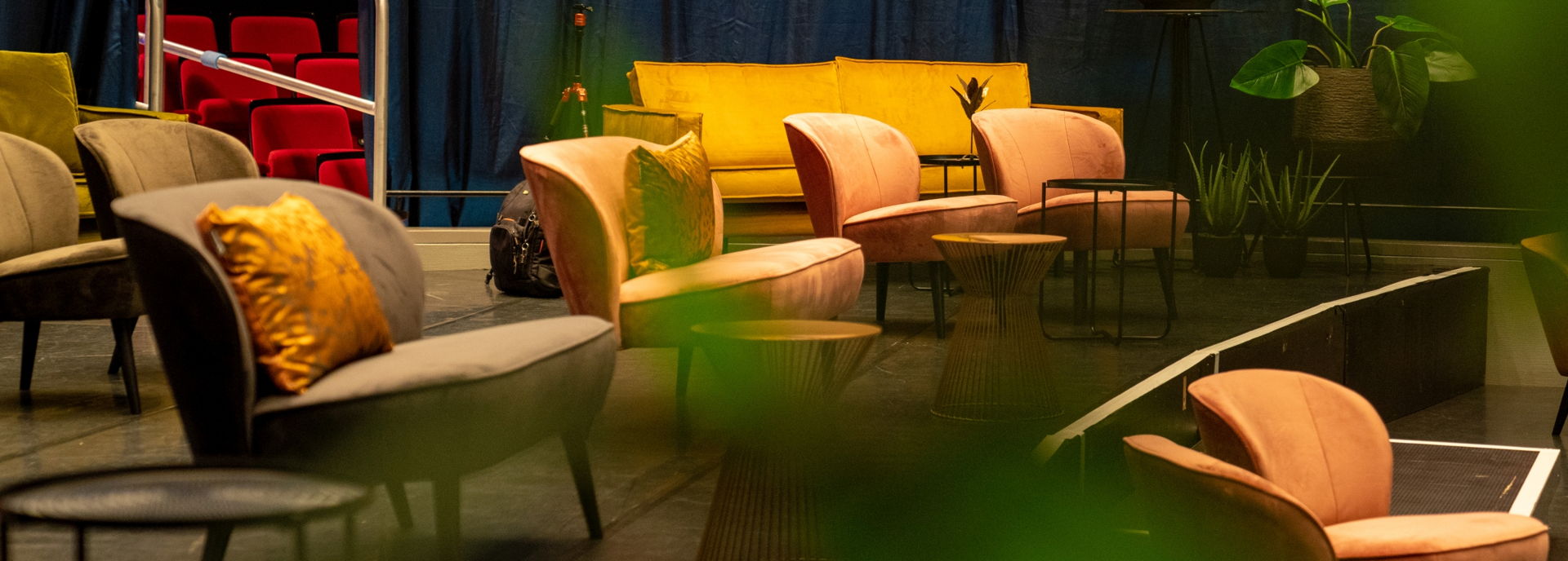 De grote zaal van De Tamboer is in 2020 omgetoverd tot Tamboer-lounge met gezellige bankjes, fauteuils en zitjes. 
